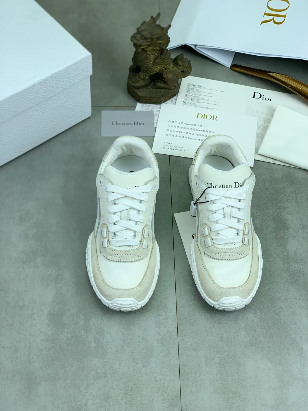 Men's men's shoes P520 new Dior Tech sneakers 2026 early spring series new products, with fashionable details, highlighting retro aesthetics. The light beige anti-suede cow leather upper is spliced ​​with apricot transparent mesh fabric on the side. The upper window edge is adhered with high-frequency flat ironing and back-pressure. It replicates the original craftsmanship, making it beautiful and comfortable without falling off. The interior is made of sheep lining of the same color, which is soft and comfortable. The heel and tongue are embellished with the Paris logo. The textured TPU soles with the same color logo. The high-end version is exquisitely packaged, adding a high-end style.  Code number: 35-46